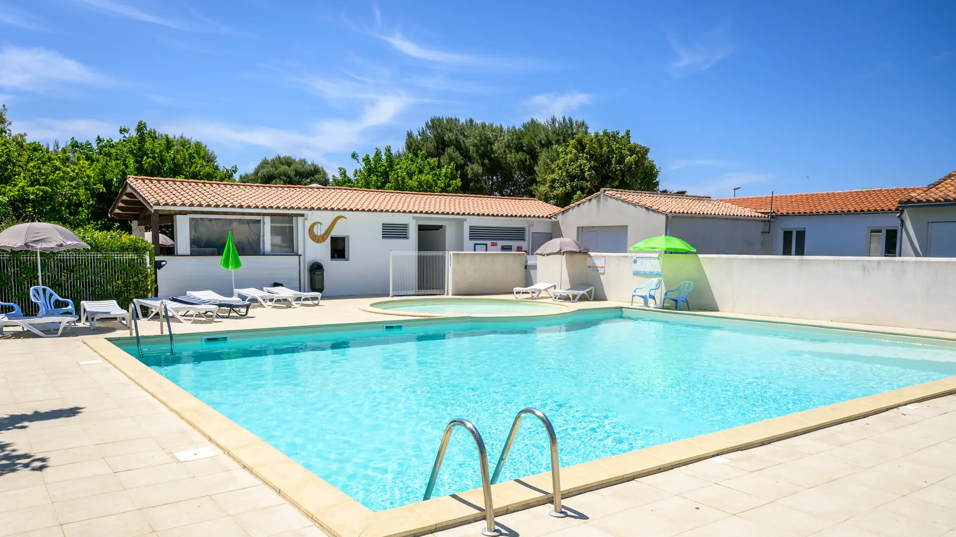 Swimmingpool und Planschbecken