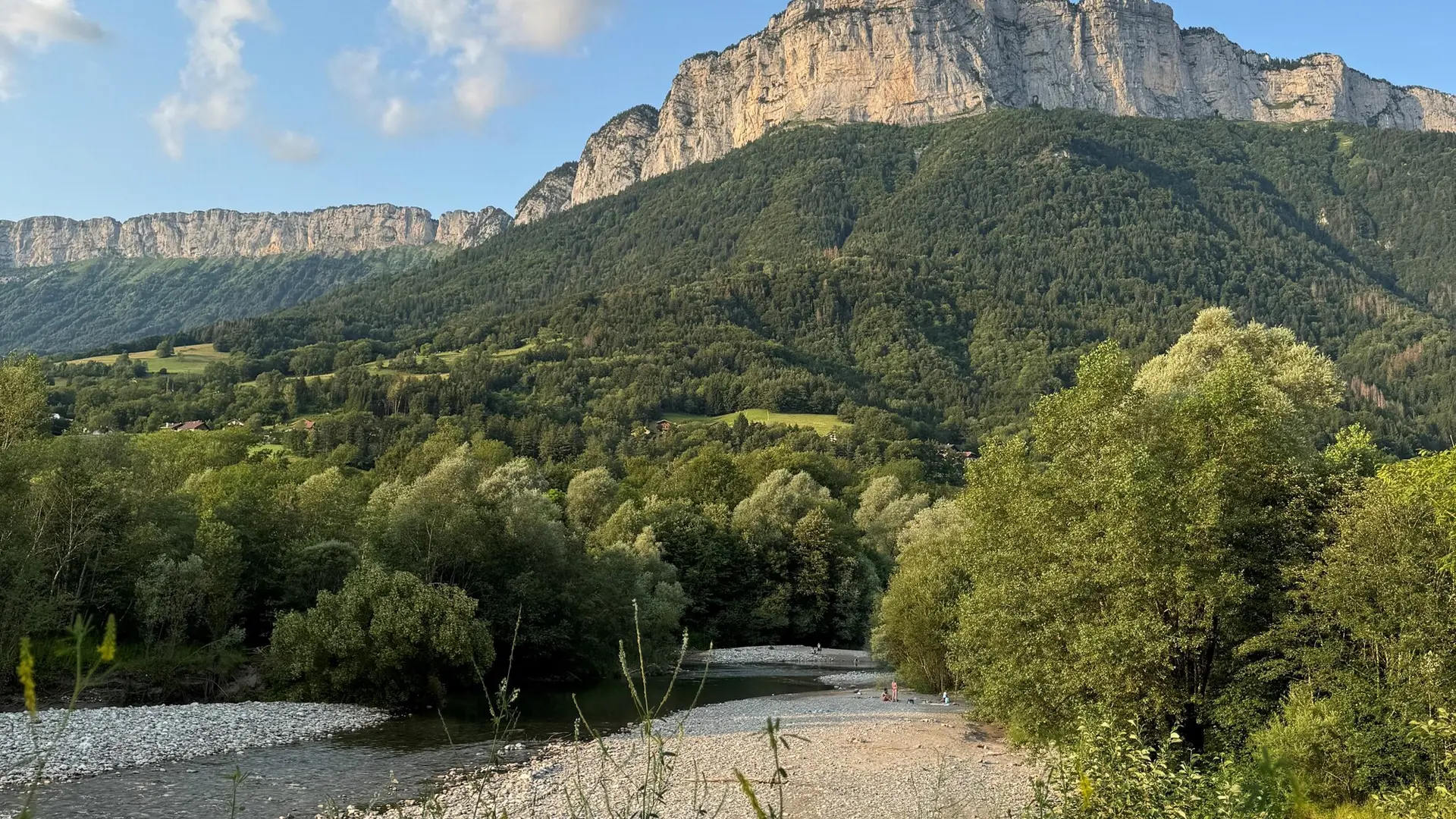 plages naturelles et baigneurs sur les bors du Fier, rive gauche de la plaine.