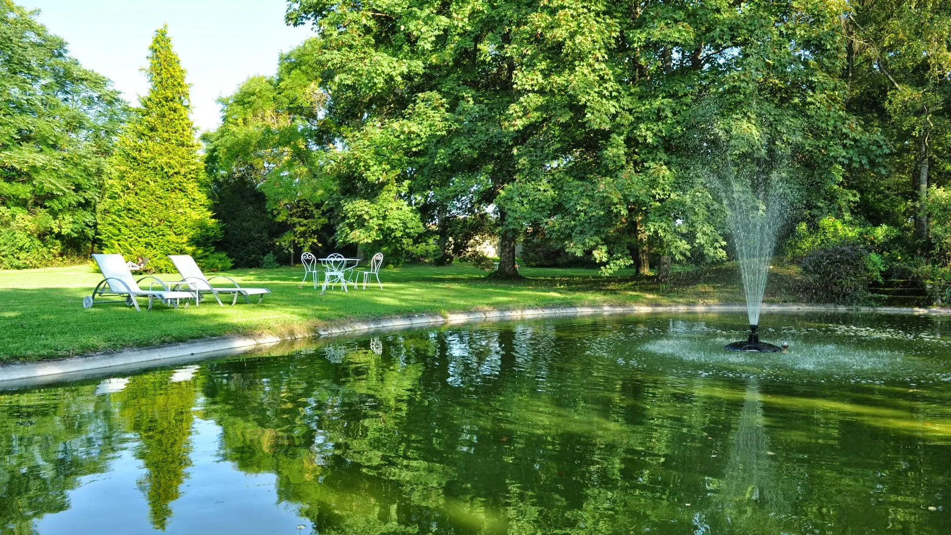 Se reposer au calme dans le parc arboré