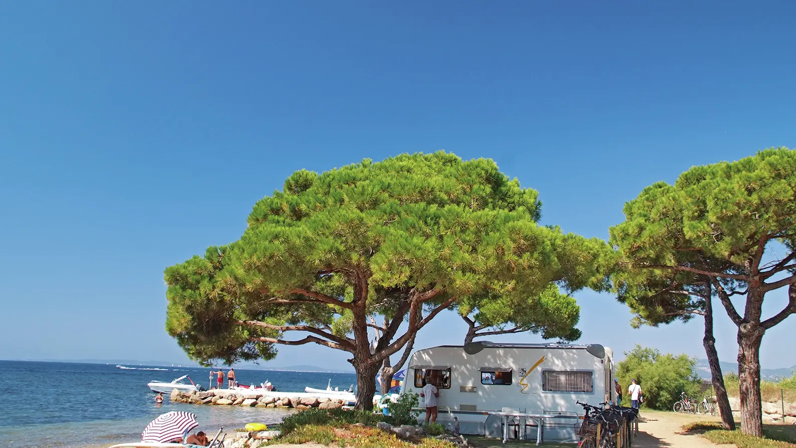 Stellplatz direkt am Strand auf dem Campingplatz Le Pansard