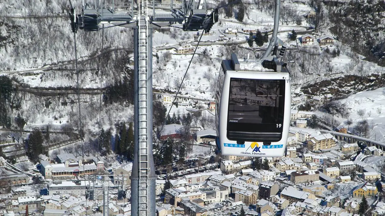 Télécabine, l'hiver au-dessus d'Ax les Thermes enneigé