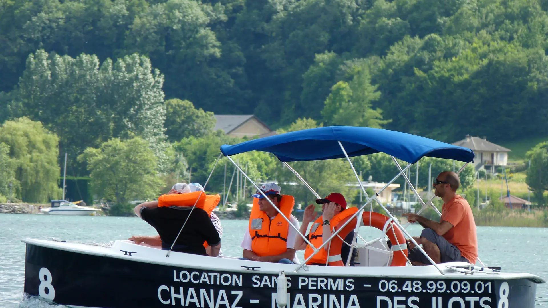 bateaubleuducanalaixlesbainsrivieradesalpesbateauxelectriques