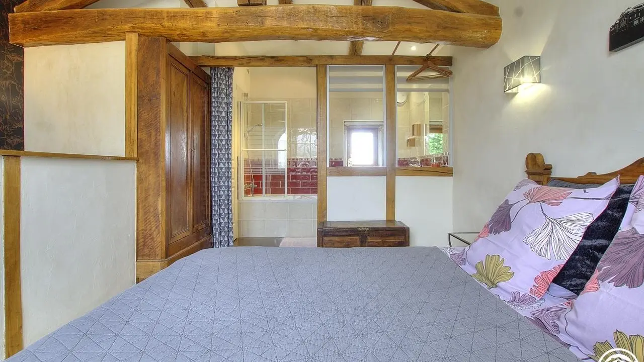Chambre et salle de bain à l'étage