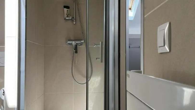 Cabine douche avec espace WC séparé accessible à partir de la chambre