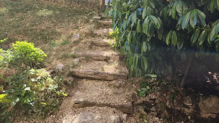 Marches d'accès de la terrasse en gravillon et bois