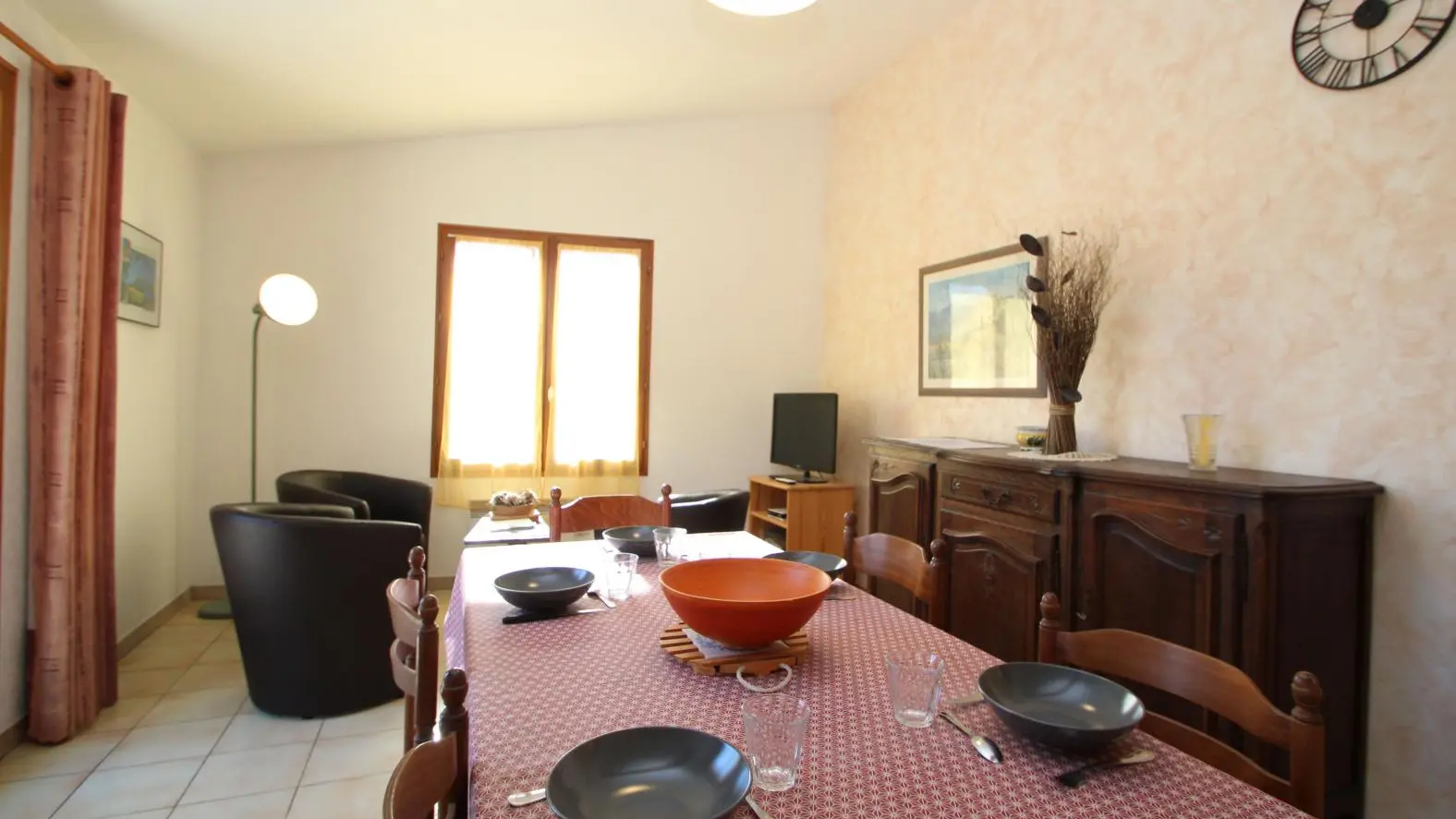 Pièce de vie spacieuse avec coin repas et espace détente