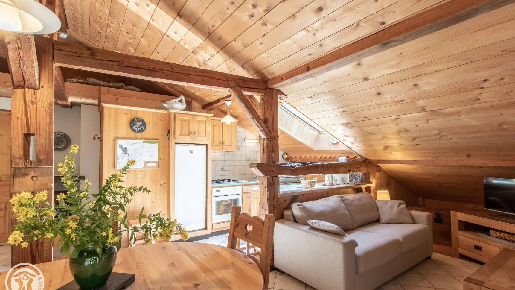 Pièce principale avec cuisine ouverte sur espace repas & détente