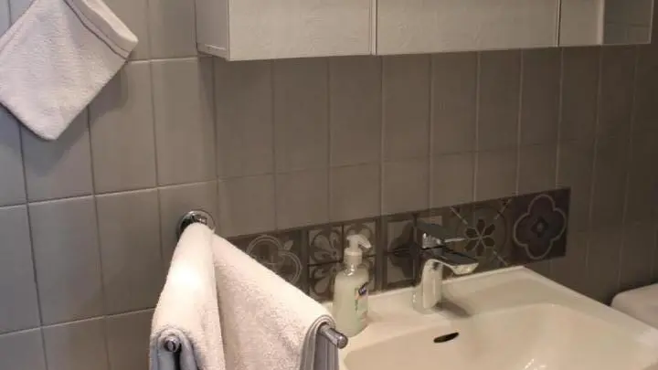 Salle d'eau/ cabine douche -
Villa La Myreclose- Saint Auban-Gîtes de France Alpes Maritimes