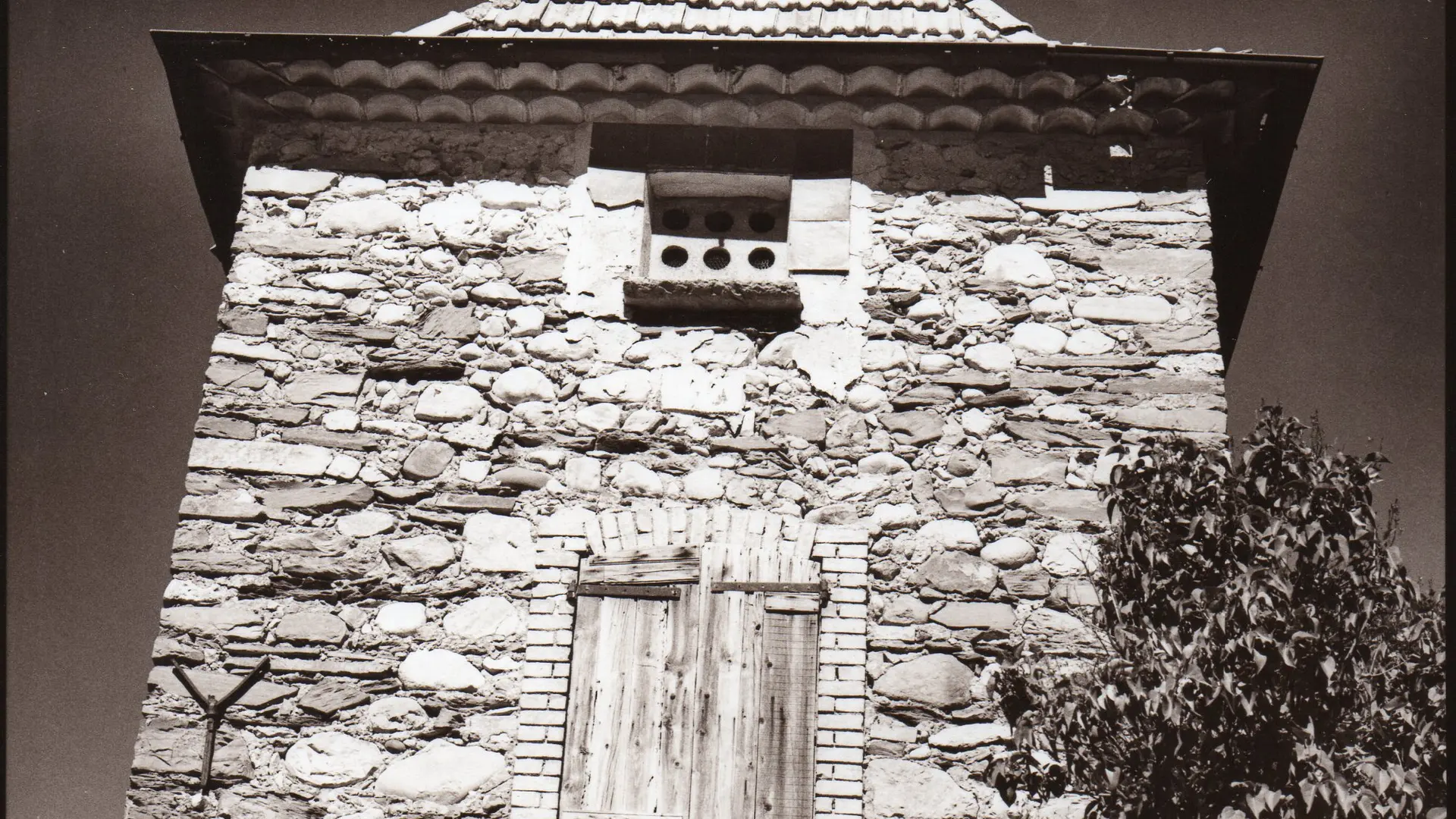 Pigeonnier XVIII°-XIX° siècles, situé à proximité de l'embarcadère de la Barque de Saléon