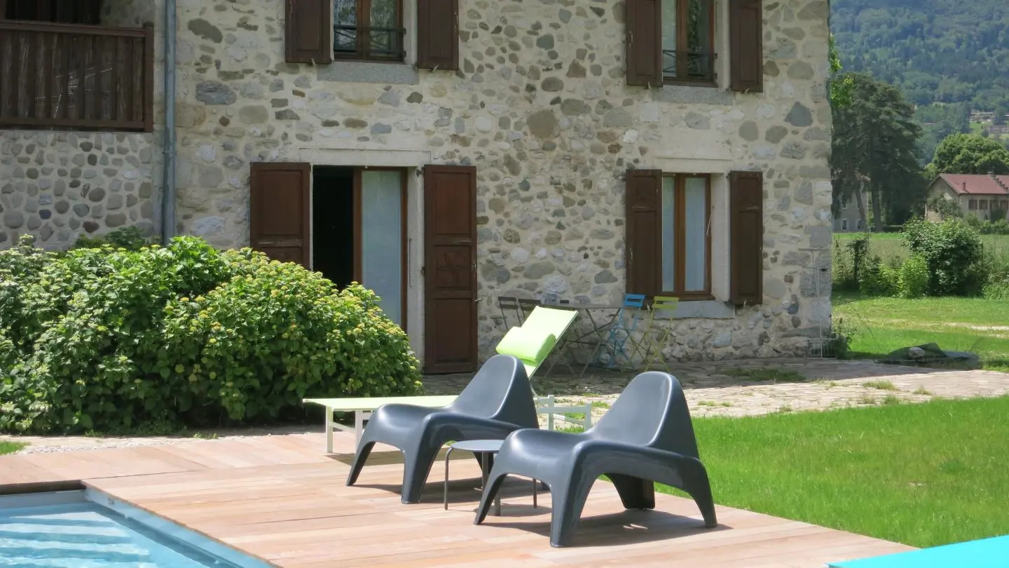 Pour vous reposer après une bonne randonnée...Tout près la porte fenêtre de la chambre du bas...