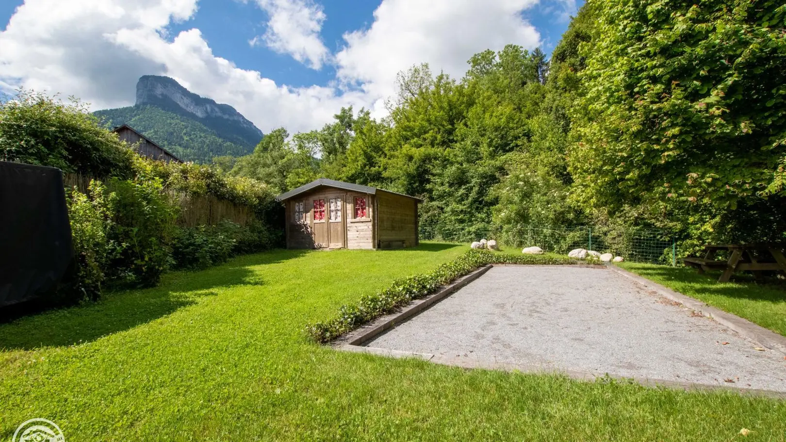 terrain de pétanque, et maisonnette ( pour vélos)