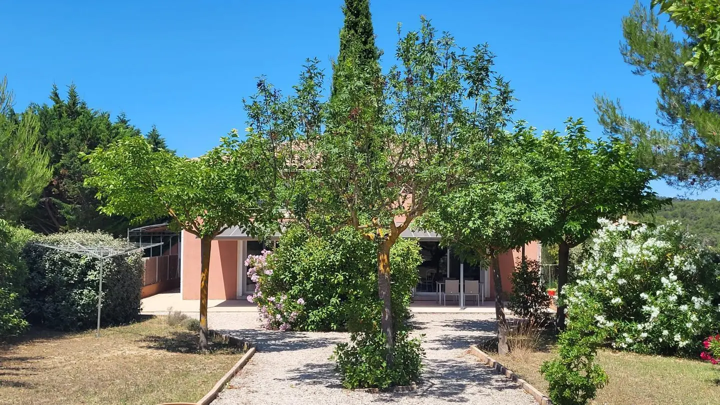 entrée des deux gîtes, Amandier est à gauche