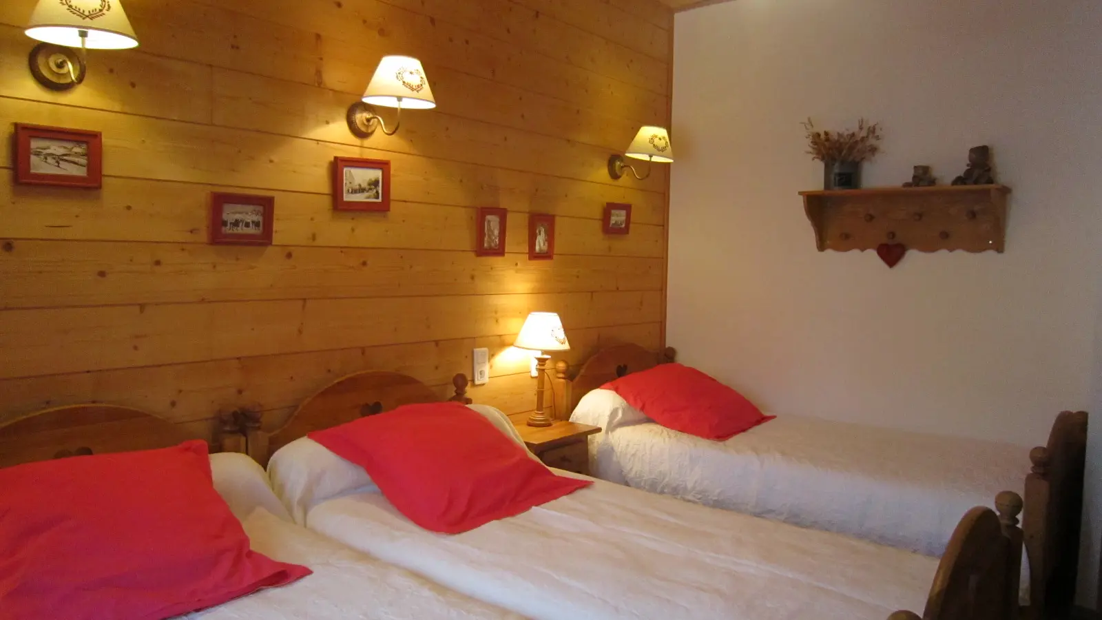 Chambre avec trois lits