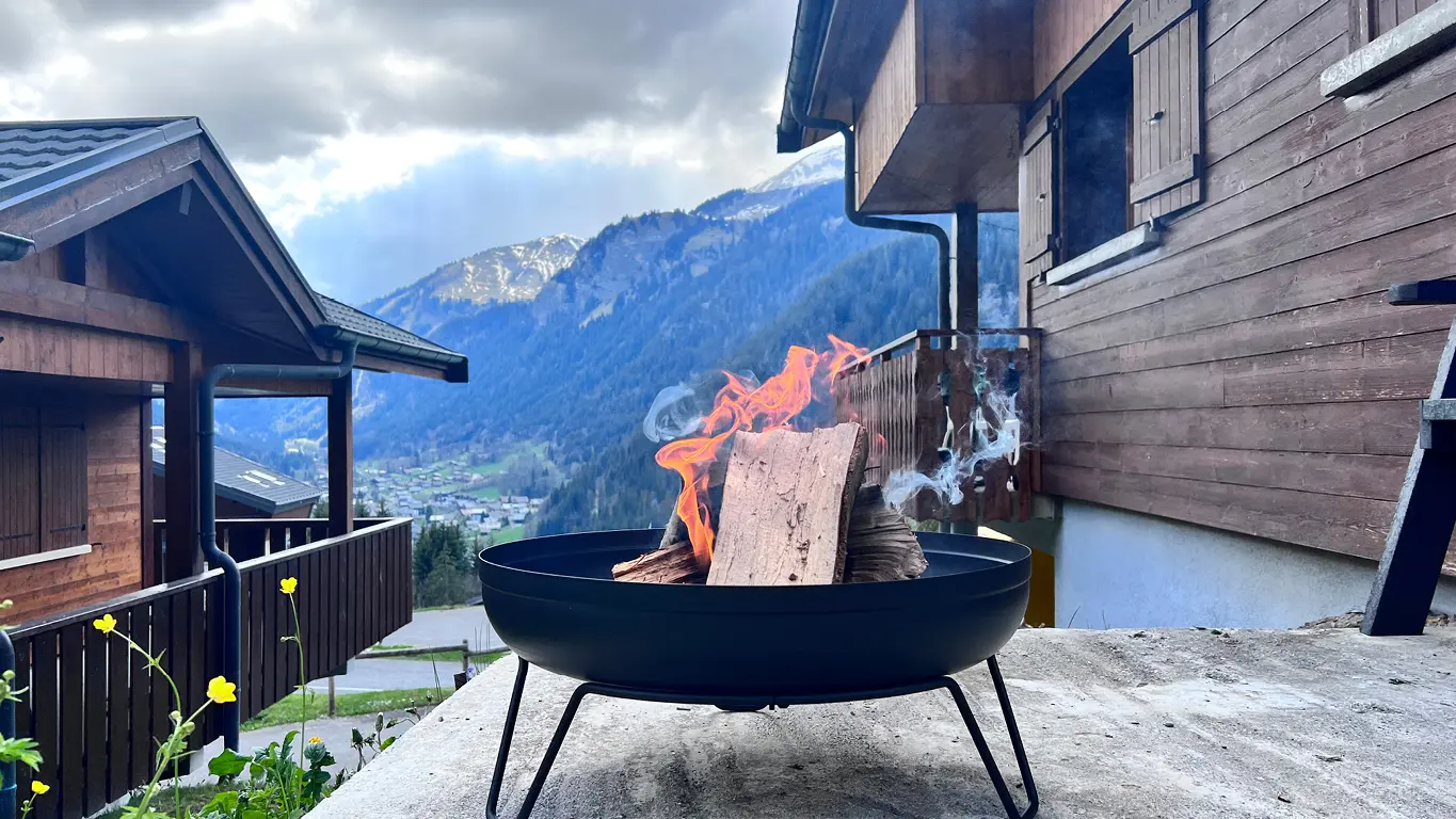 Brasero sur la terrasse du chalet
