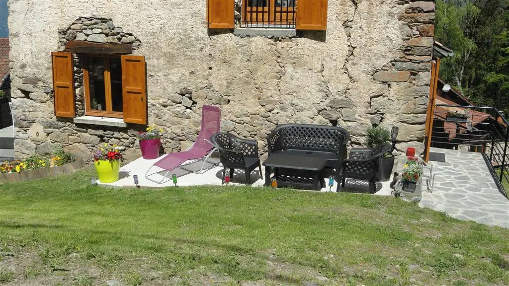 terrasse côté et entrée arrière