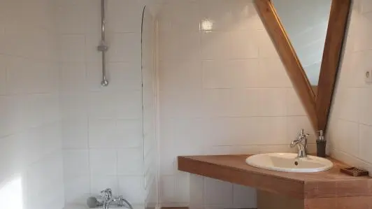 Salle de bain de la chambre jaune
