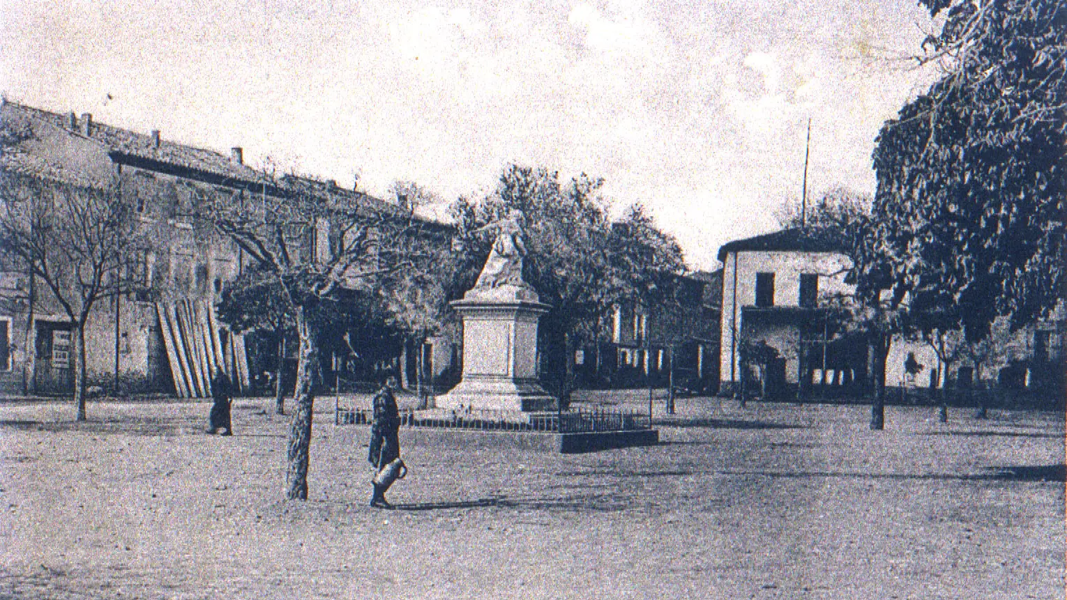 La place et le monument aux morts