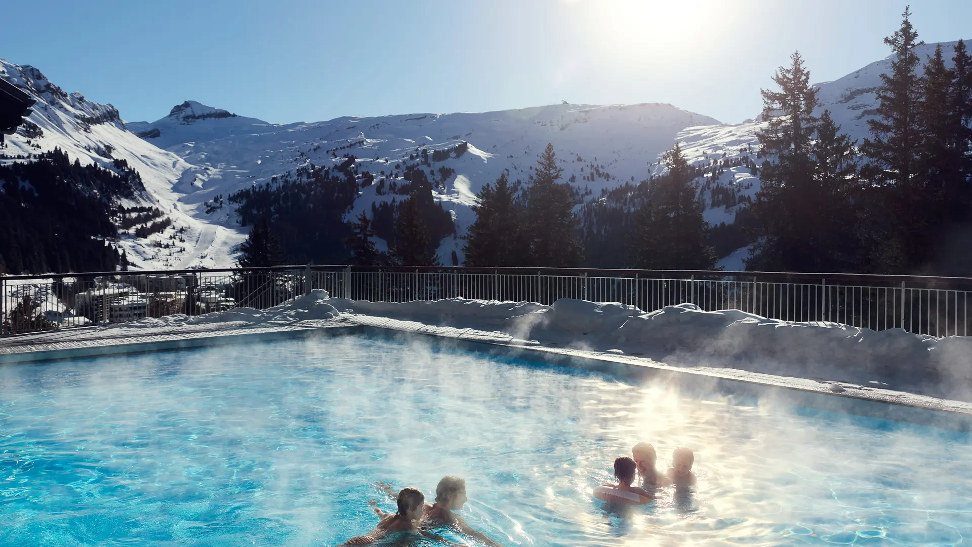 La piscine extérieure de la résidence