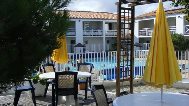 Extérieur avec tables proches de la piscine