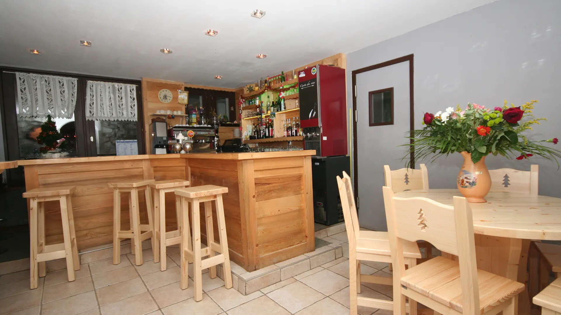 Vue d'ensemble du bar de l'hôtel Edelweiss Châtel