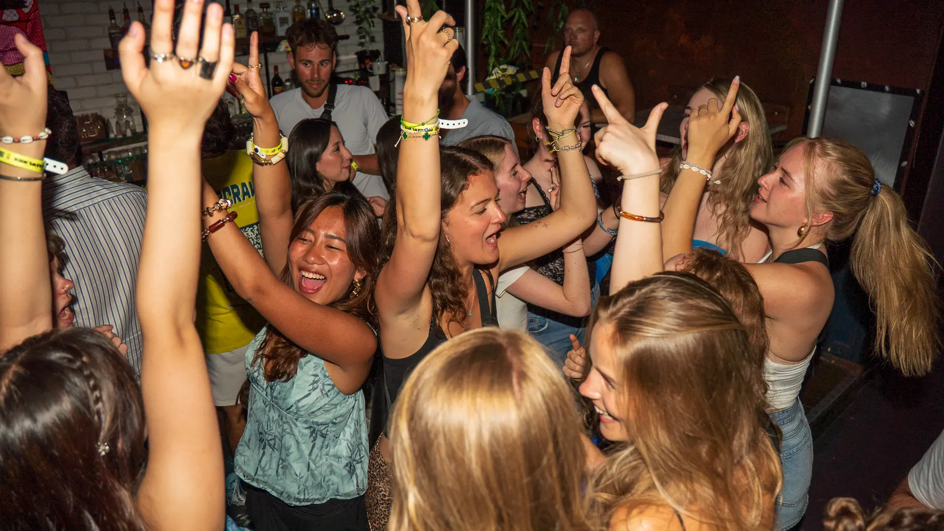 Participants du Orange Bar Crawl à Nice profitant d’une ambiance festive et rythmée, au cœur de la vie nocturne niçoise sur la Côte d’Azur.