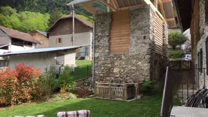 Jardin privatif , vue sur la remise