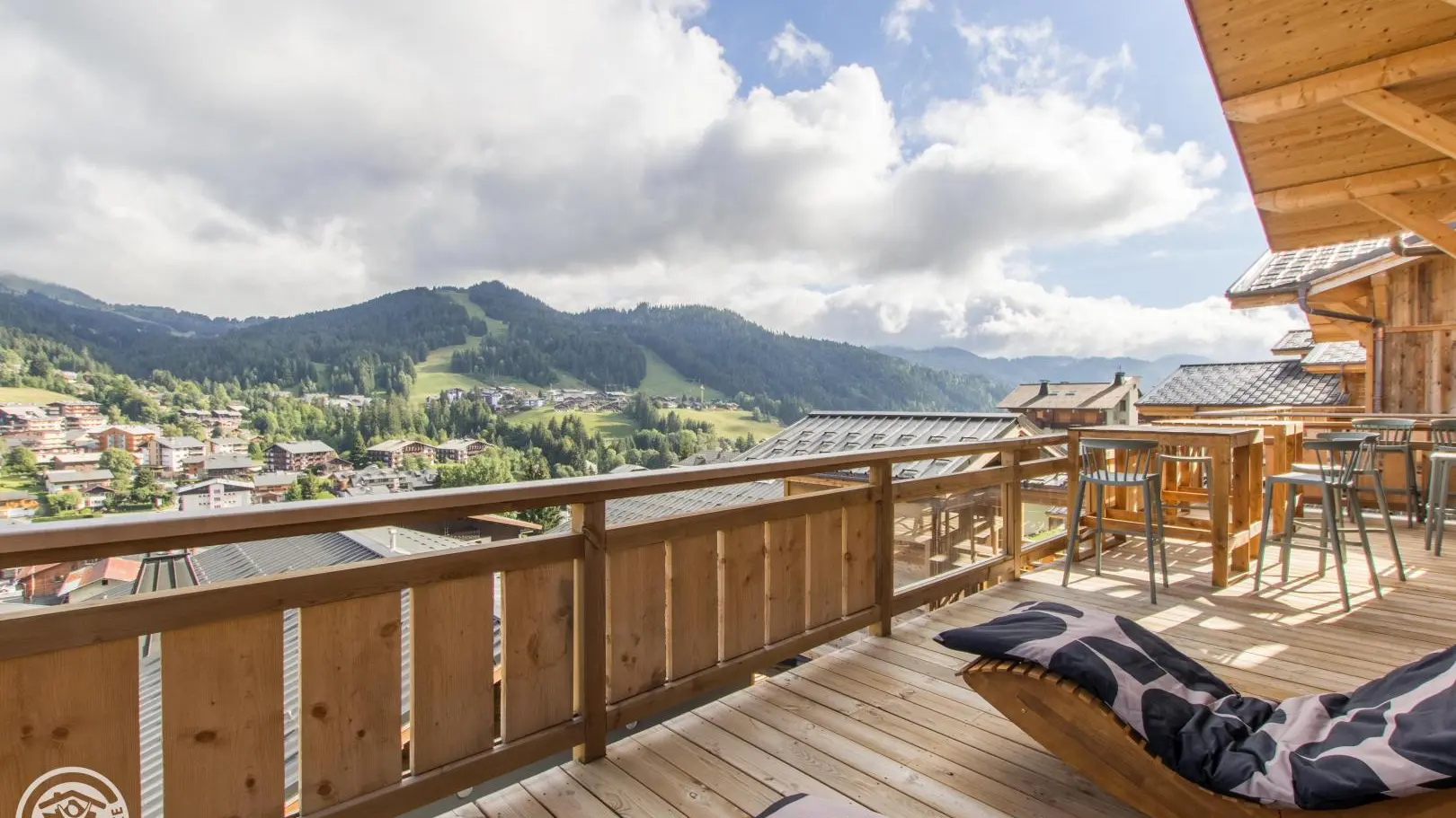 Terrasse de façade , vue panoramique sur le village.