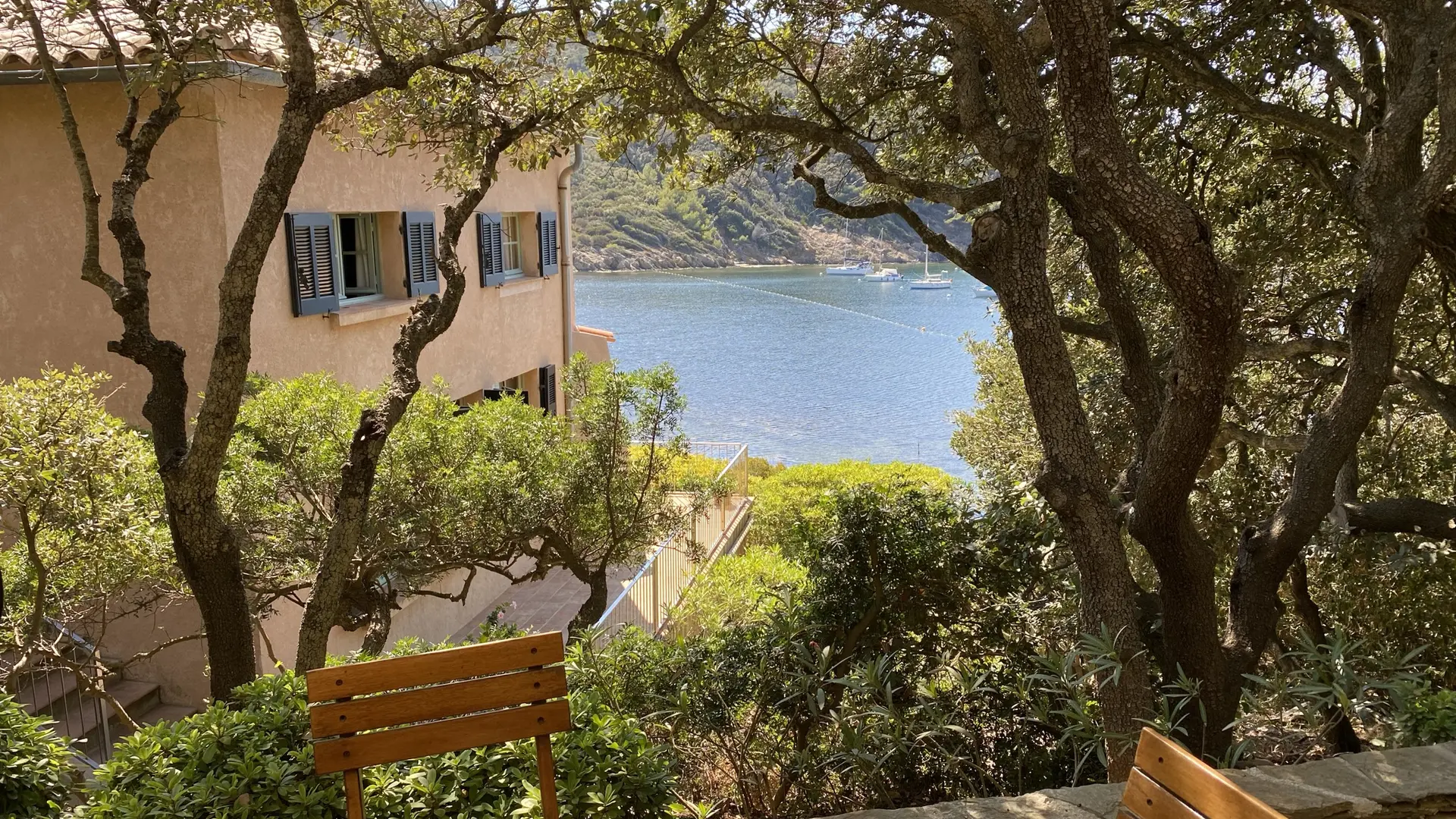 la vue depuis la terrasse dans le jardin. Vous pouvez y brancher un petit barbecue électrique