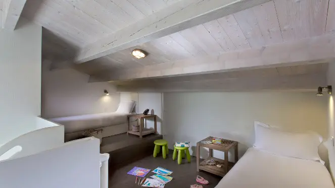 Chambre avec deux lits simples, idéale pour les enfants