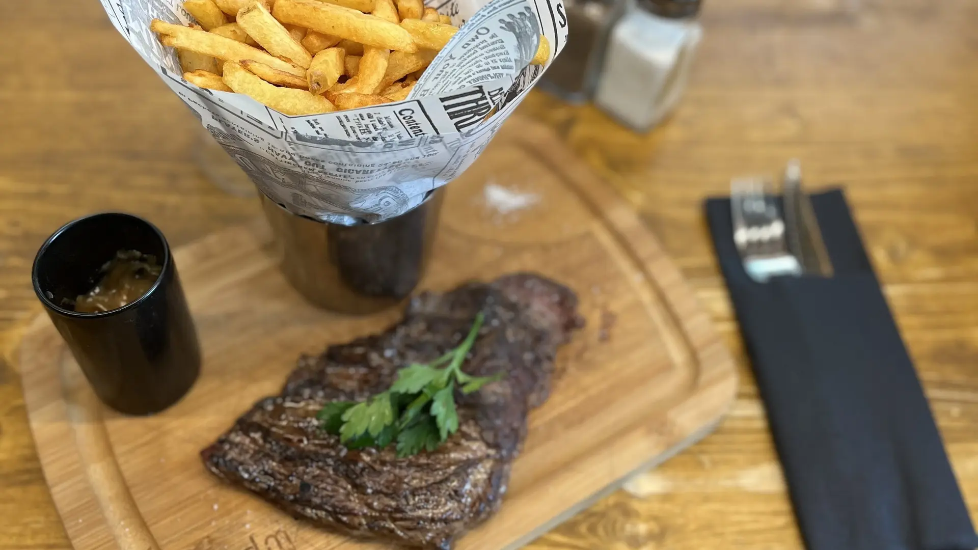 Bavette d’aloyau, fondue d’échalote, frite maison