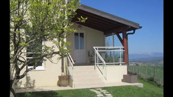 Appartement dans maison cadre magnifique dans la campagne savoyarde (L'entrée)