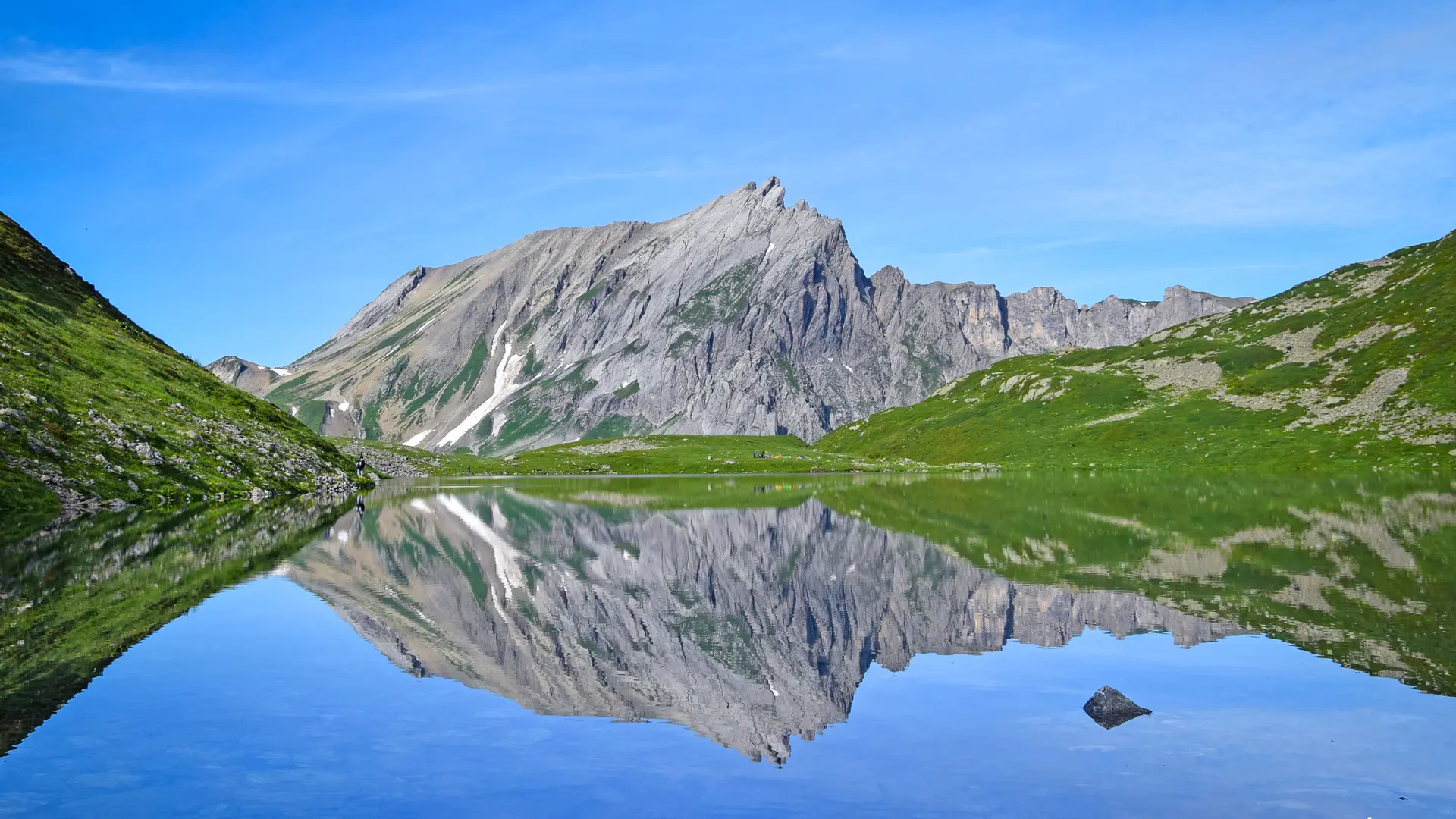 Reflet de l'aiguille de la Pennaz dans le lac Jovet