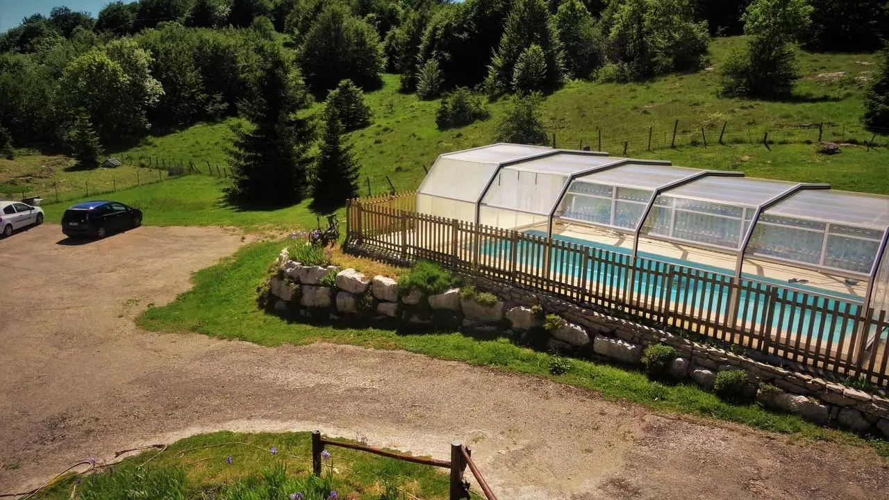Piscine chauffée à partager avec le propriétaire de juin à fin septembre