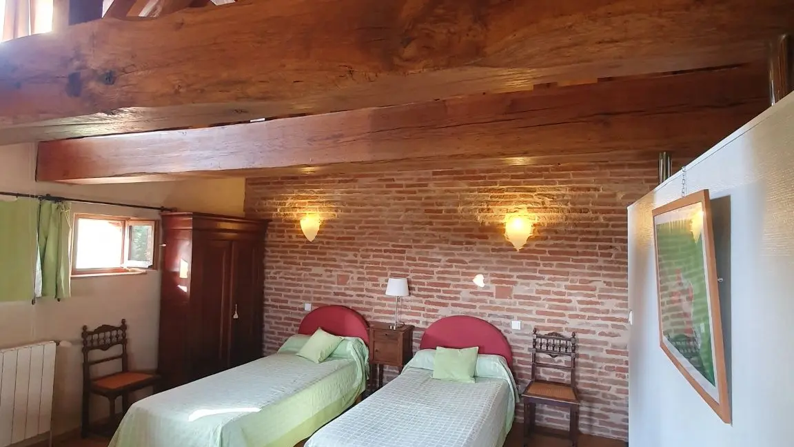 Pour veiller sur vos nuits, la chaleur du bois d'une charpente typique des pigeonniers