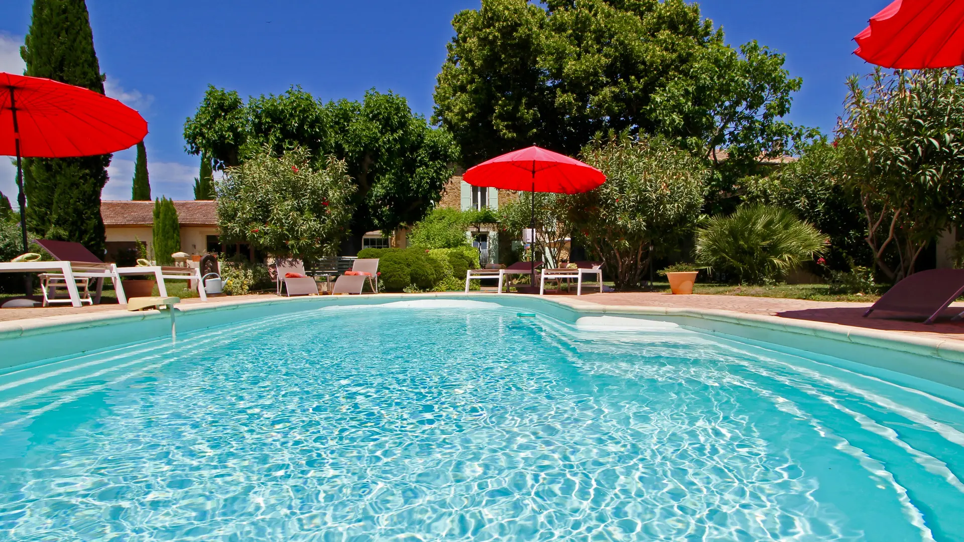 Piscine et ciel bleu - Fontaines des Magnarelles