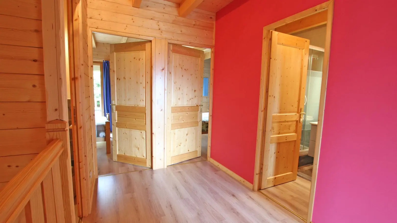 Hall étage Duplex desservant WC séparé, salle d'eau (douche, vasque) et 3 chambres