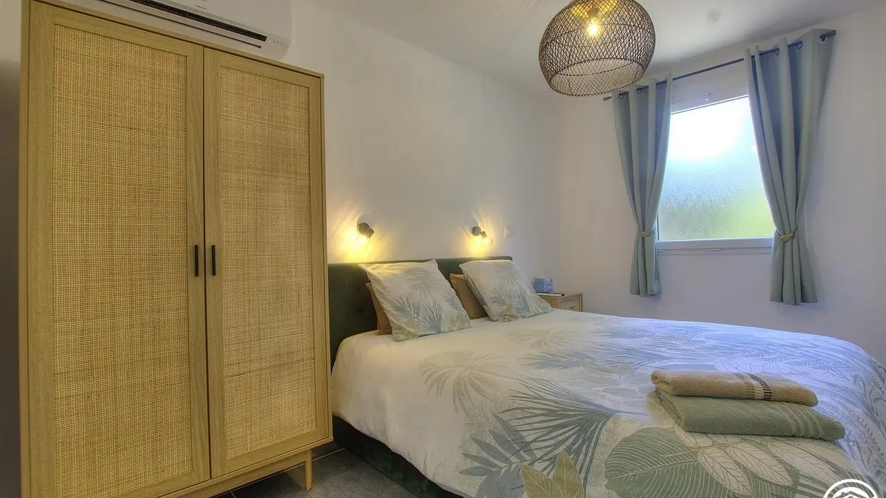 Chambre équipée d'un lit double en 160*200 .