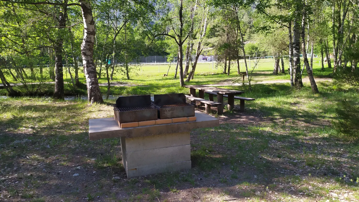 Aire de pique-nique de la Base de loisirs du Châtelard à Pont du Fossé