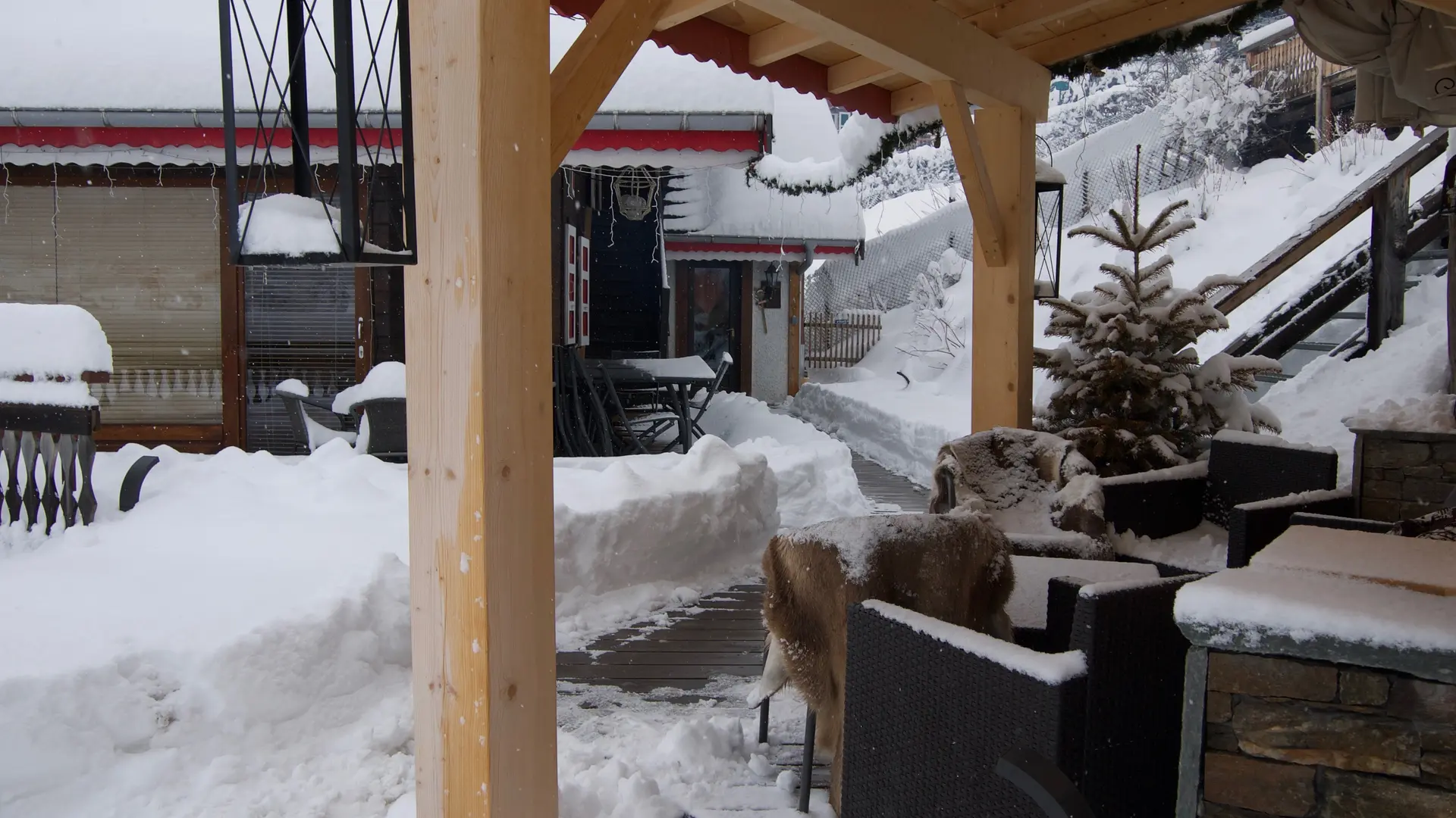 Terrasse sous la neige et accès à l'annexe