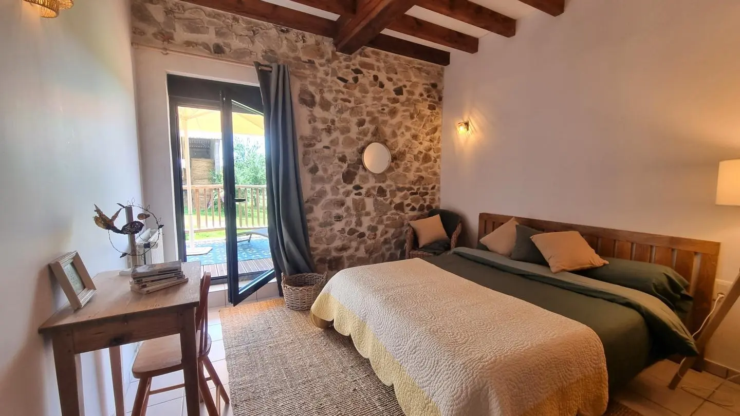 Chambre avec un lit 160 avec accès direct sur le balcon.