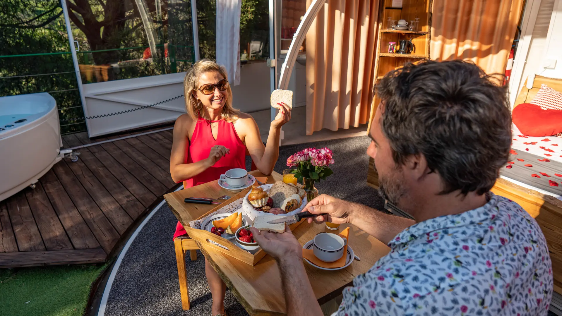 Petit-déjeuner sur la terrasse