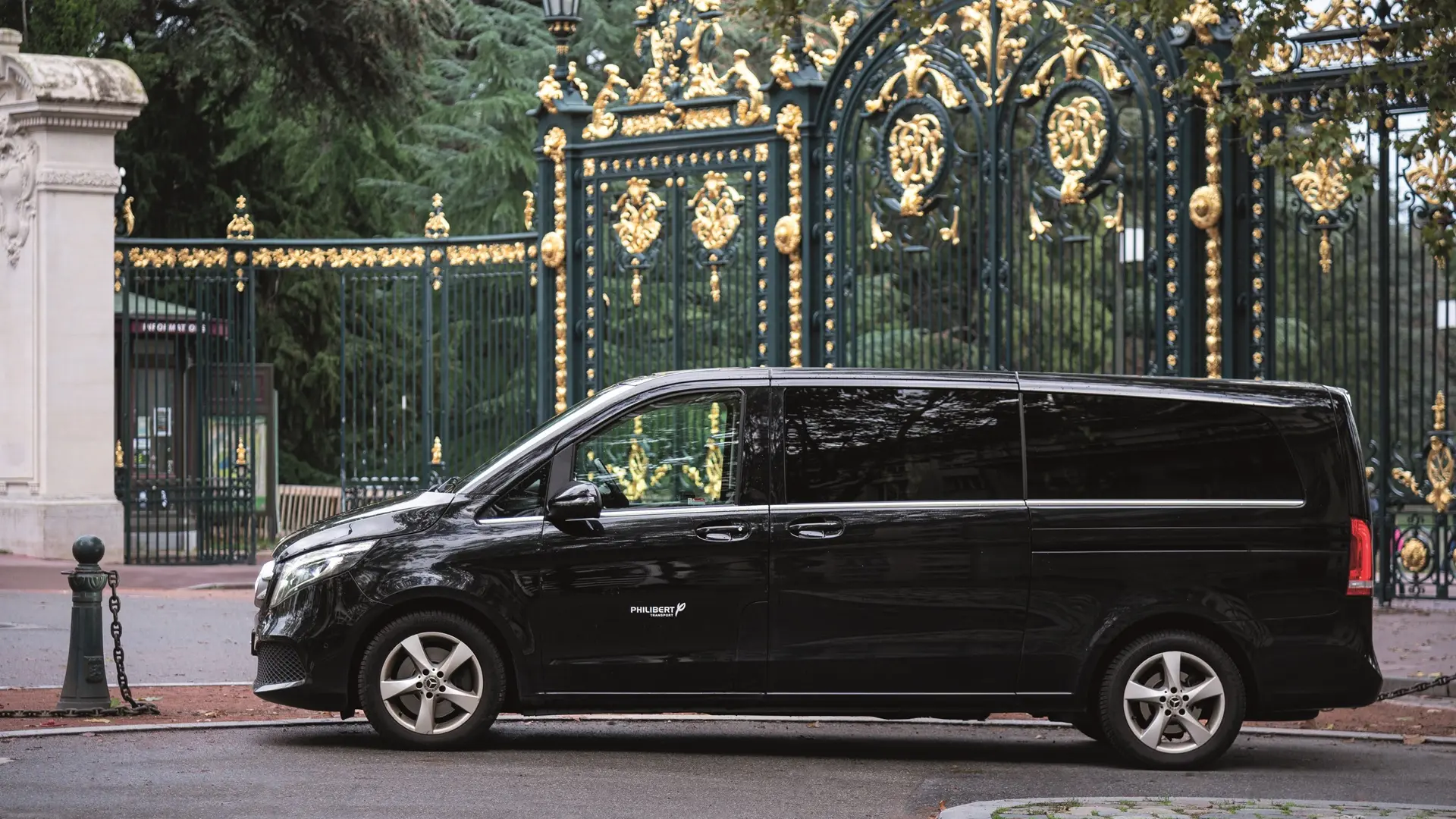 VTC devant le Parc de la Tête d'Or à Lyon