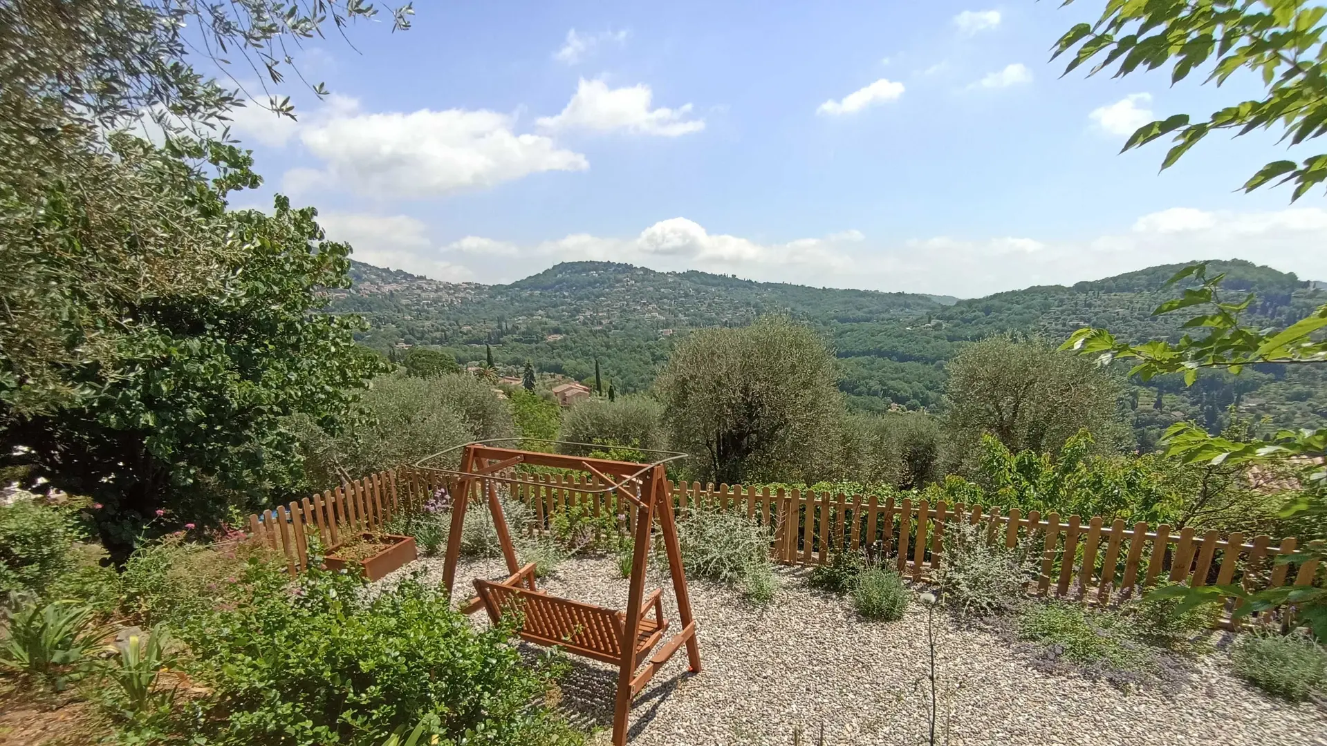 Restanque avec balancelle Gîte L'Olivier de Grasse Gîtes de France Alpes-Maritimes Grasse