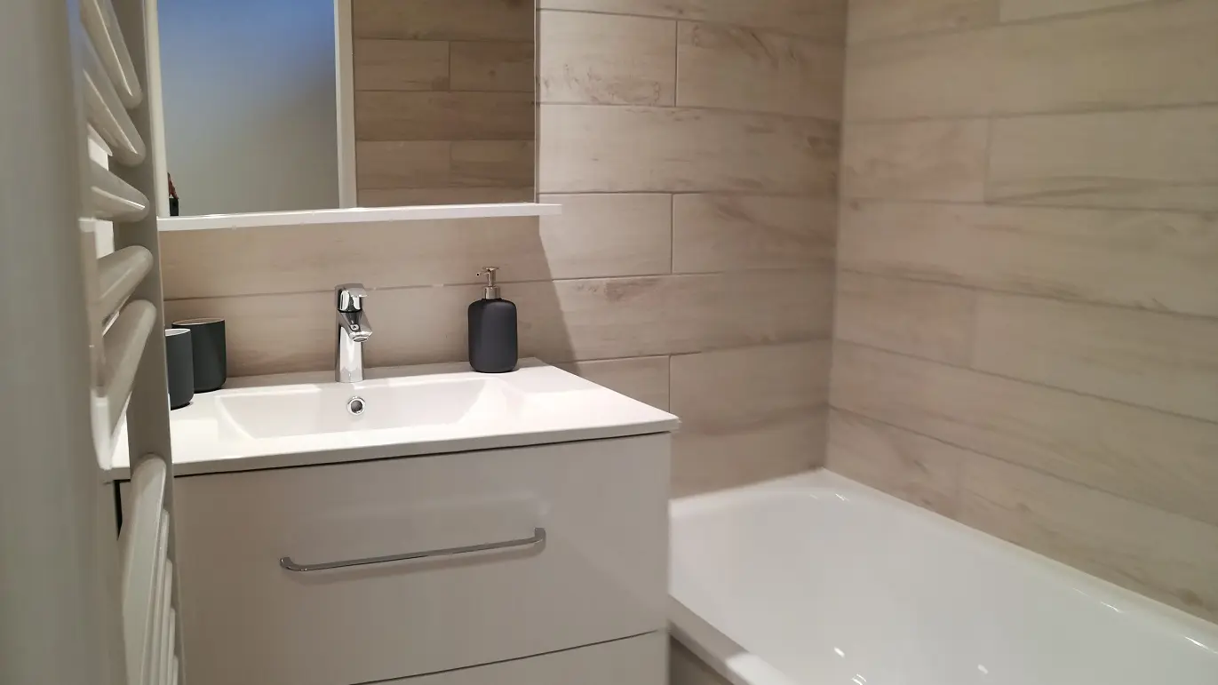 salle de bains moderne, lumineuse, baignoire