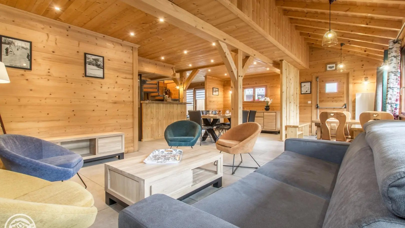 Coin salon équipé d'une TV écran plat