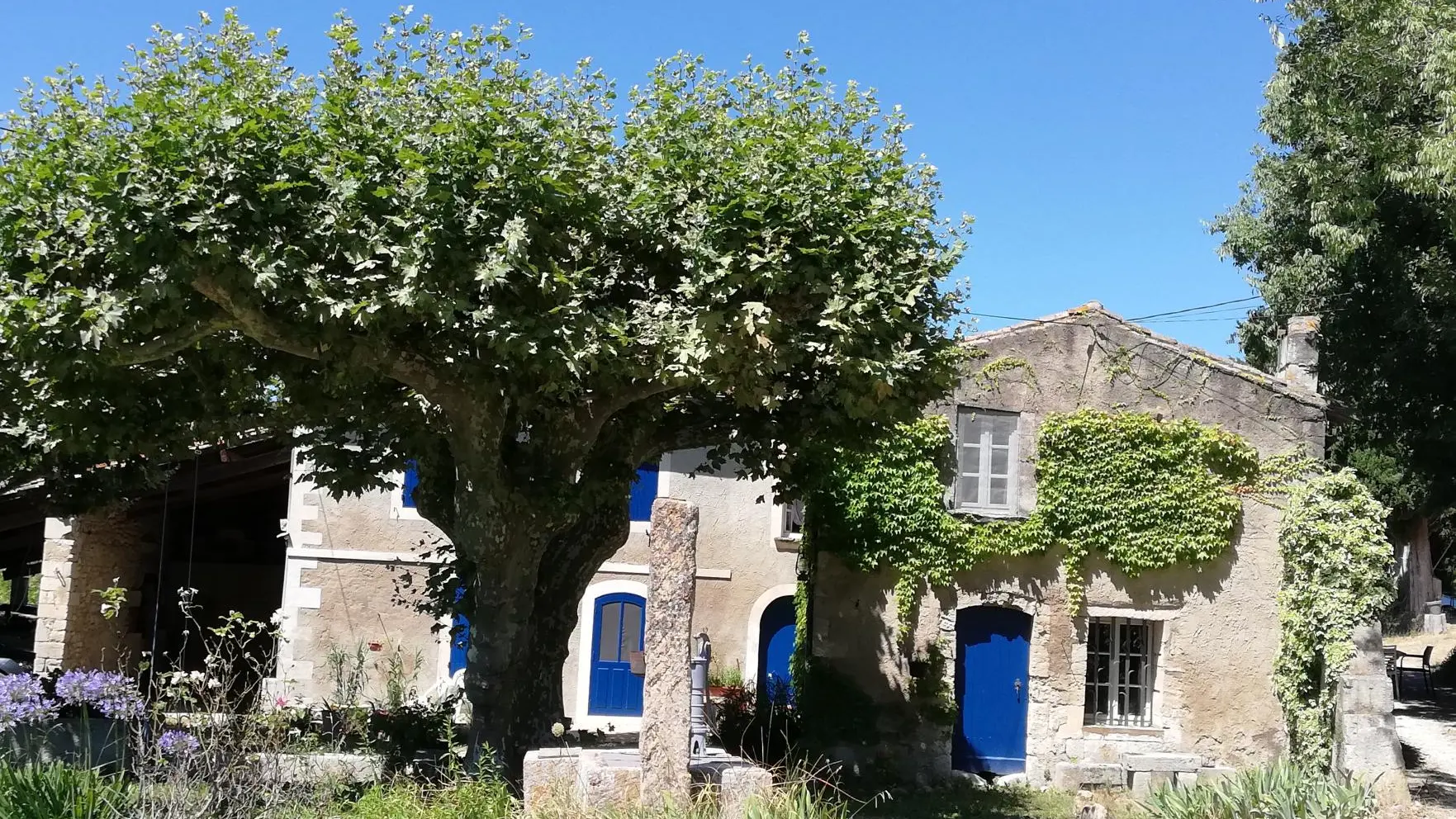 le Mas d'Aria, ancienne bâtisse familiale, visible à l'approche des Gîtes