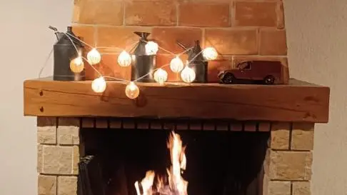 Un bon feu dans la grande cheminée bercera vos soirées d'hiver autour d'une bonne fondue/raclette au pied du sapin de Noël.