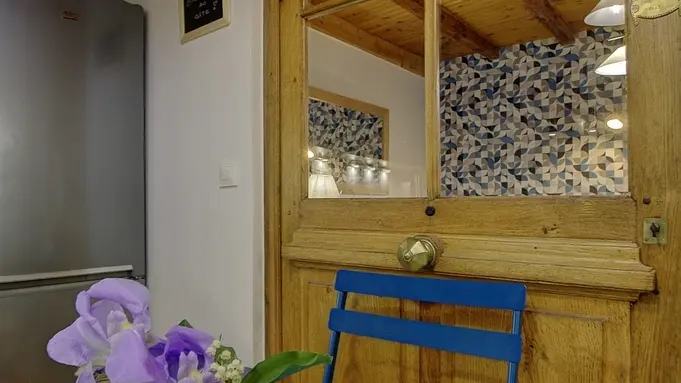 Ancienne porte d'entrée mise en déco