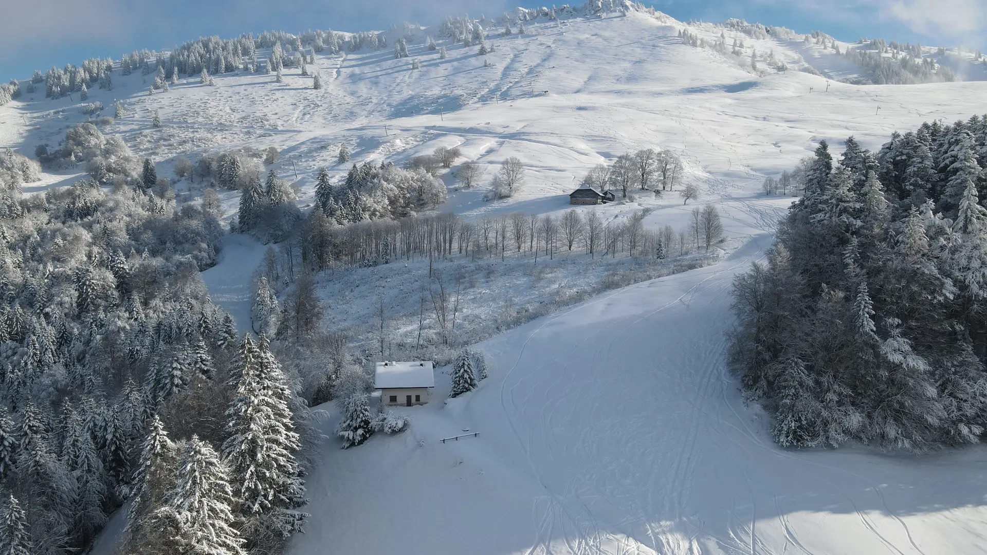 vue des psites enneigées du domaine bas et haut