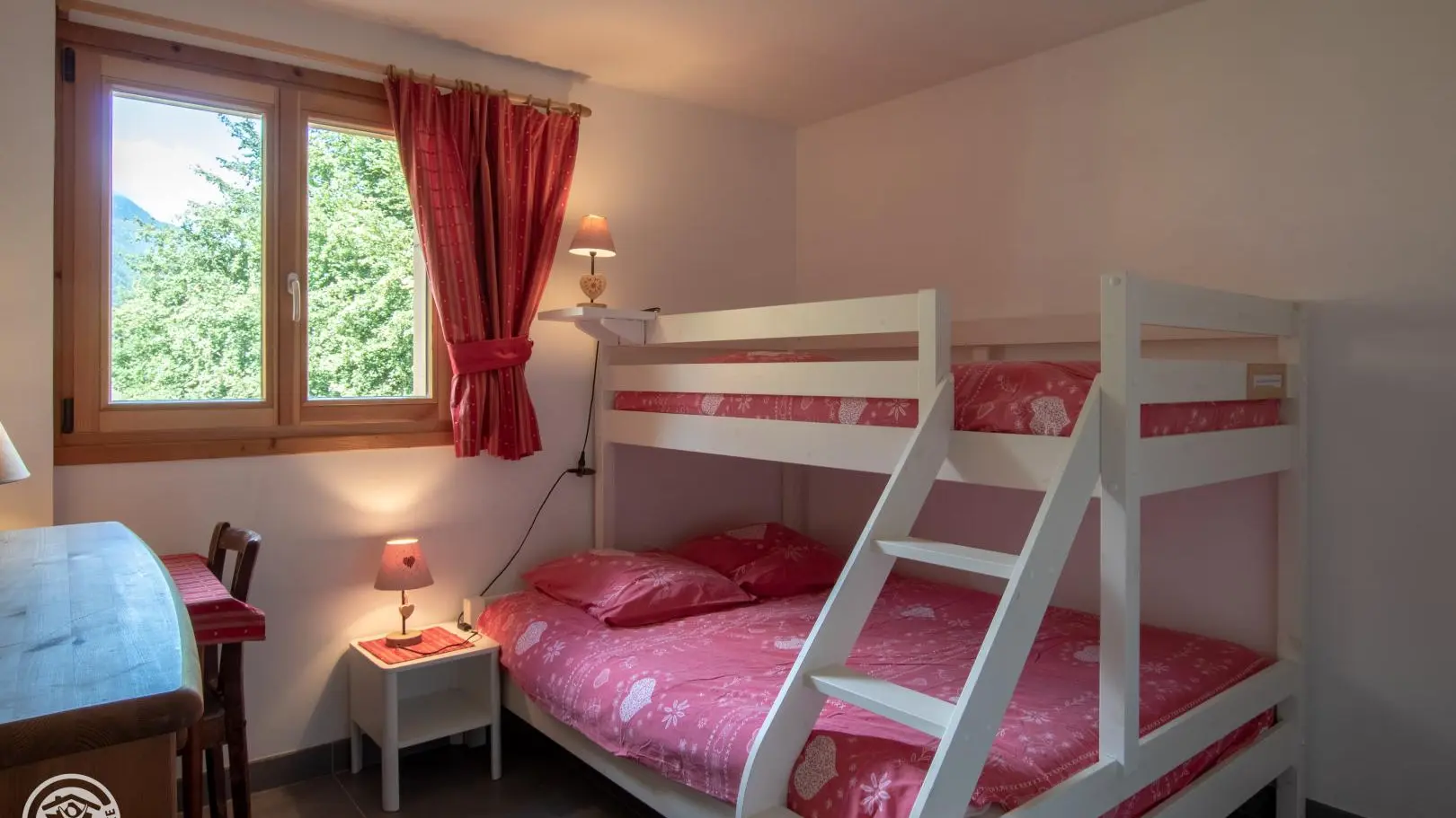 Chambre avec 1 lit 140 + le lit 90 superposé. (étage inférieur).